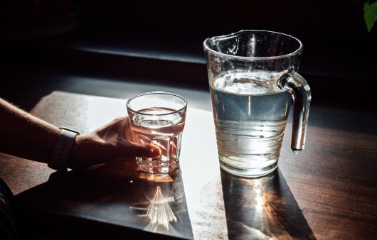 Дослідники зʼясували, що відбувається з організмом, якщо людина пʼє недостатньо води