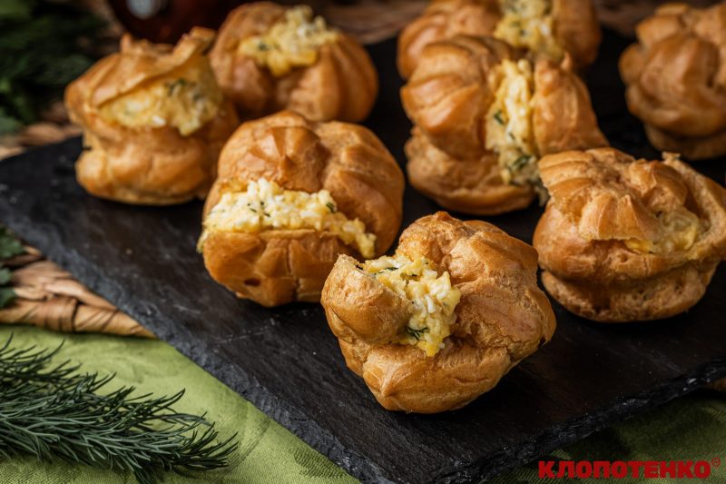 Заварні канапки з яйцем та сиром