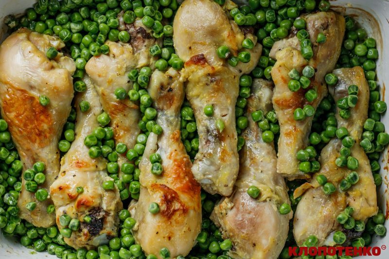 Запечені гомілки із зеленим горошком
