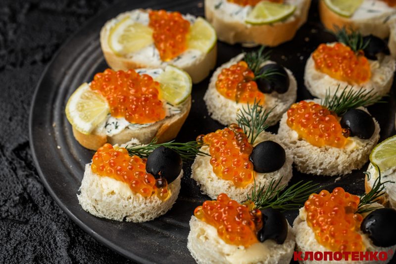 Святкові канапки з ікрою