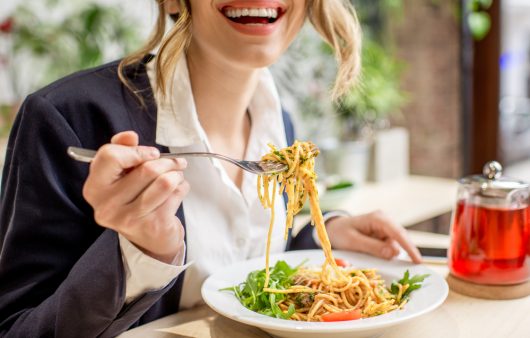 Полюби себе без дієт та обмежень. Що таке харчова свобода та як навчитись слухати своє тіло