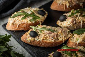 бутерброди з тунцем і яйцем