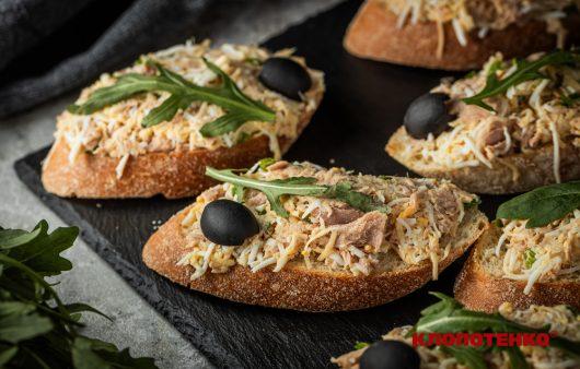 бутерброди з тунцем і яйцем