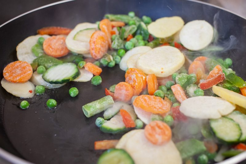 Як приготувати заморожені овочі на сковороді