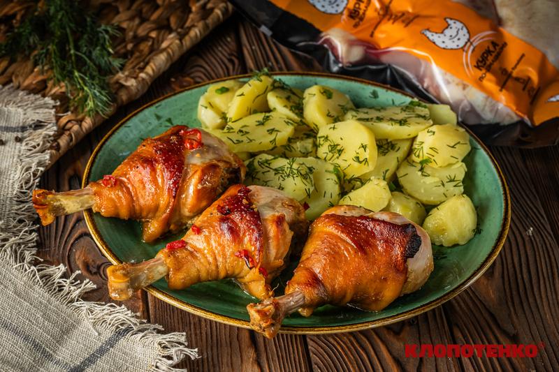 Приклад сервірування запечених курячих гомілок