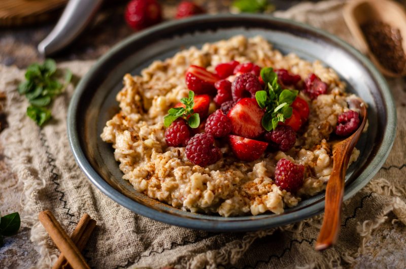 Вівсянка з ягодами та горіховою пастою