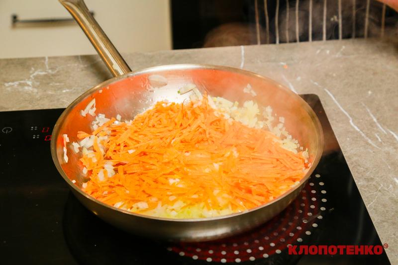 Обсмажування цибулі та моркви