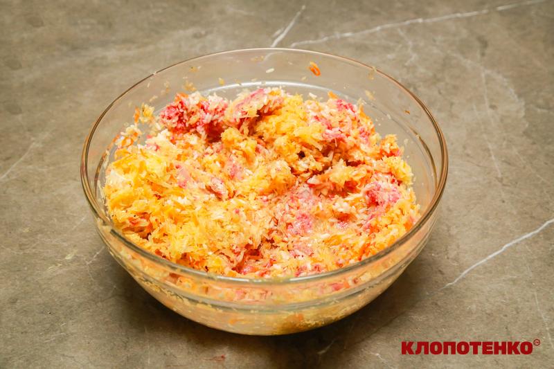 Змішування фаршу, рису та овочів