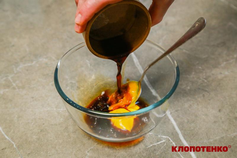 Змішування соєвого соусу з гірчицею для маринаду