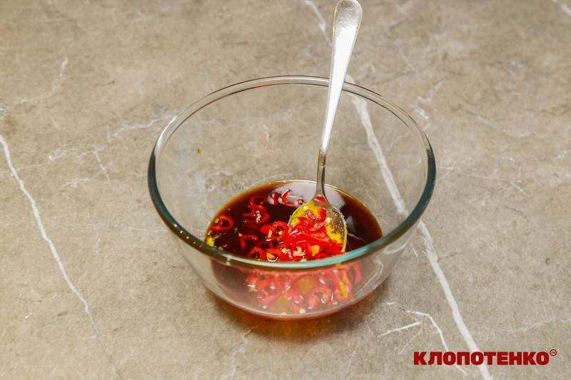 Додавання перцю чилі до маринаду для курки