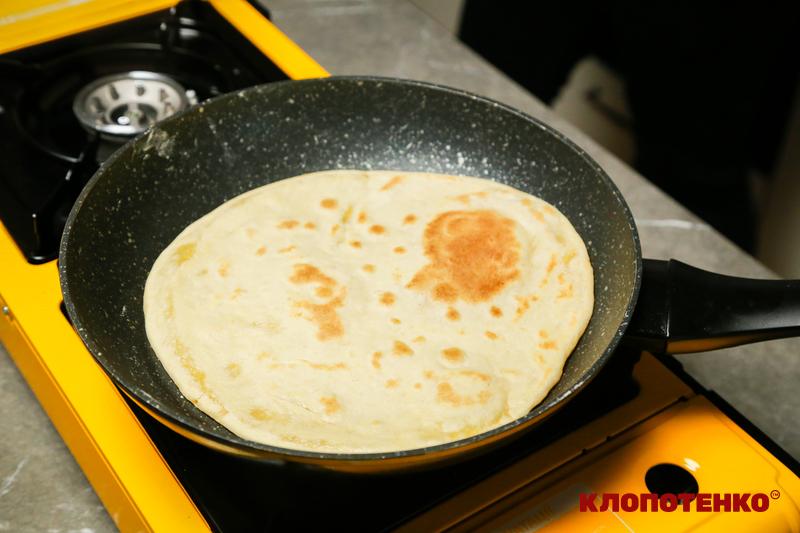 Смаження коржів для Наполеона