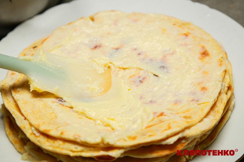 Змащування коржів на Наполеон