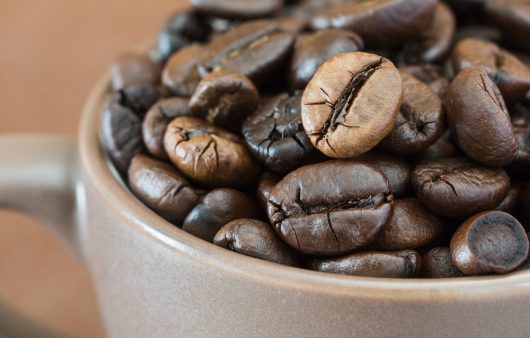 Як виготовляють каву без кофеїну та чи безпечна вона для здоровʼя