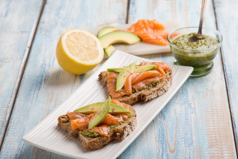Тост з авокадо та лососем