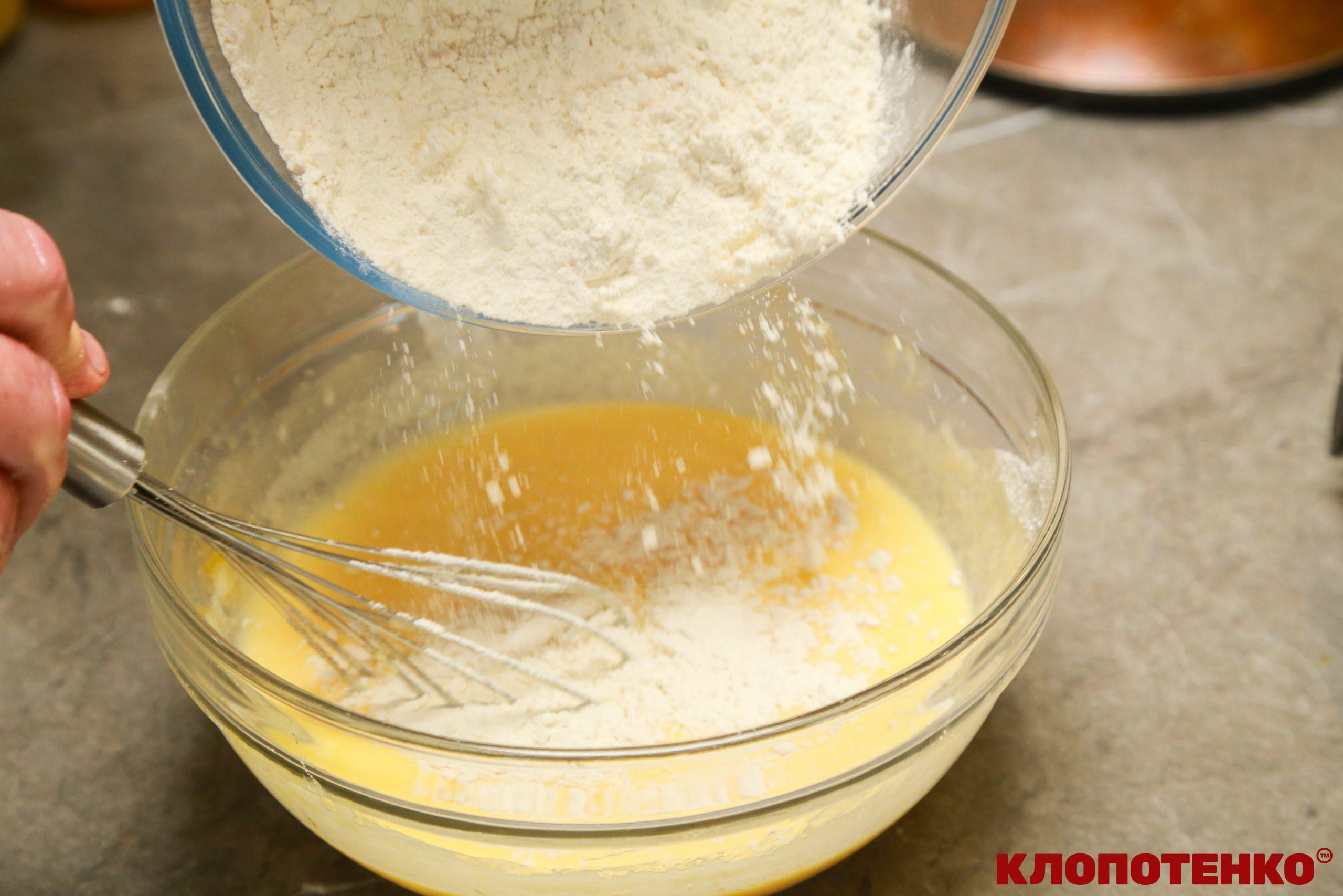 Додавання борошна до рідких інгредієнтів