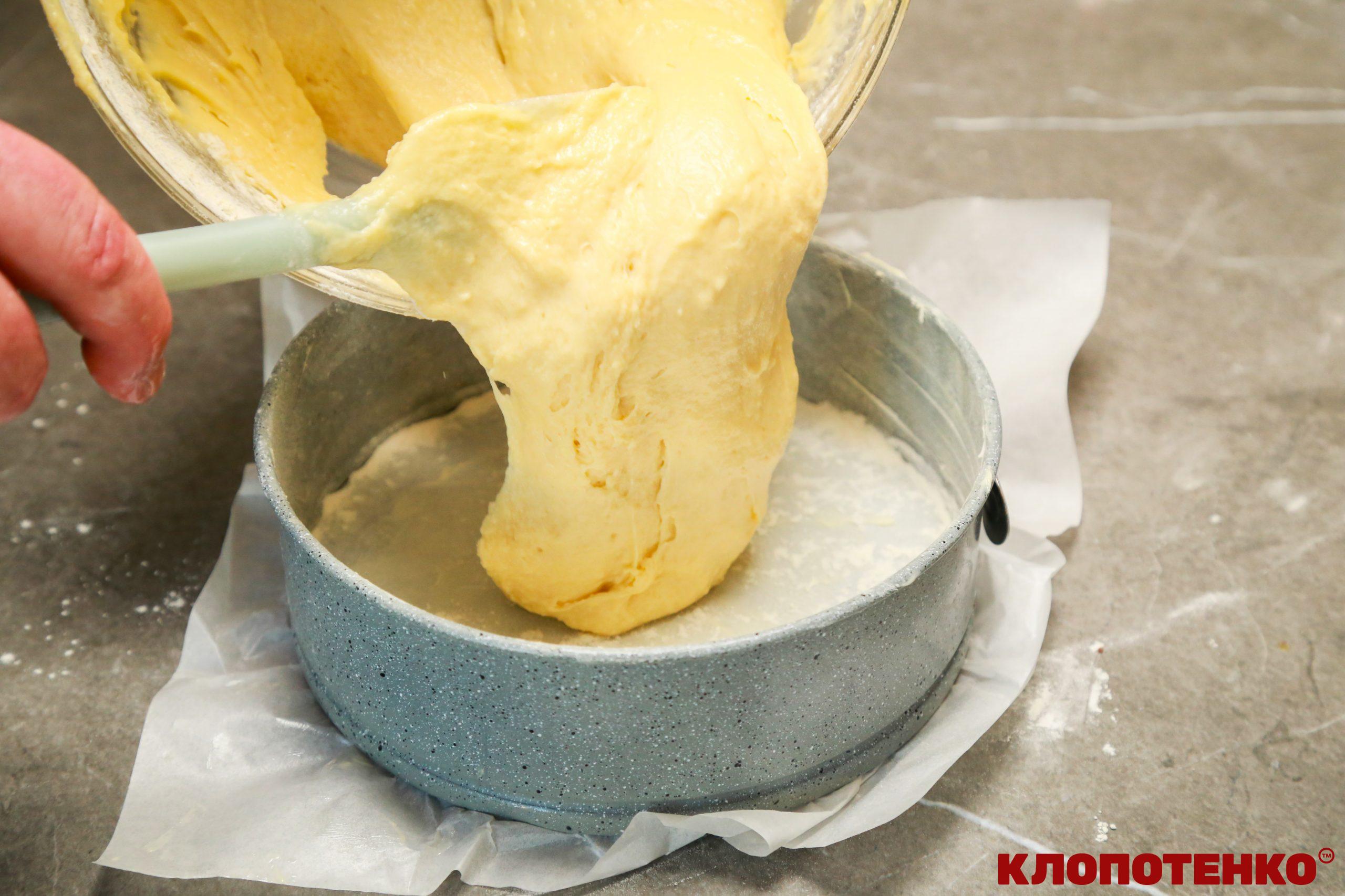 Викладання тіста в форму