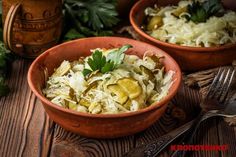 Салат з квашеної капусти і огірків