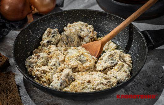 Тушкована печінка в сметані