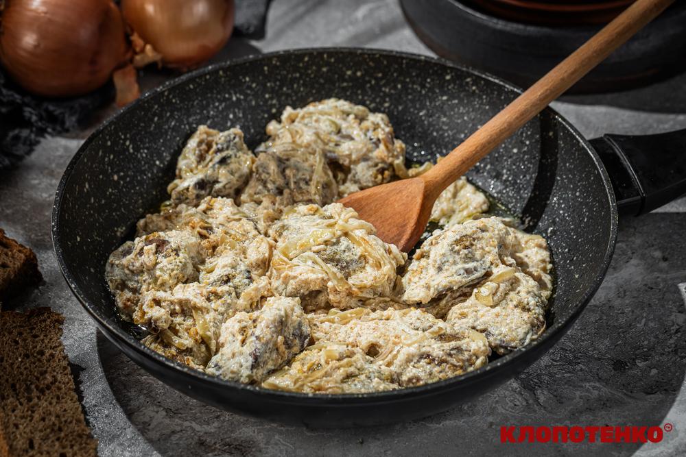 Тушкована печінка в сметані