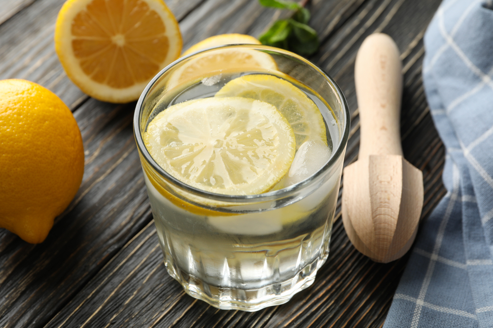 Вода з лимоном проти проти здуття живота