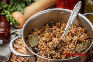 гречка з тушкованкою