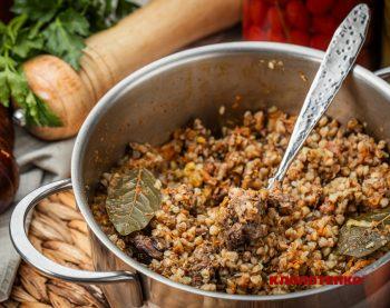 гречка з тушкованкою