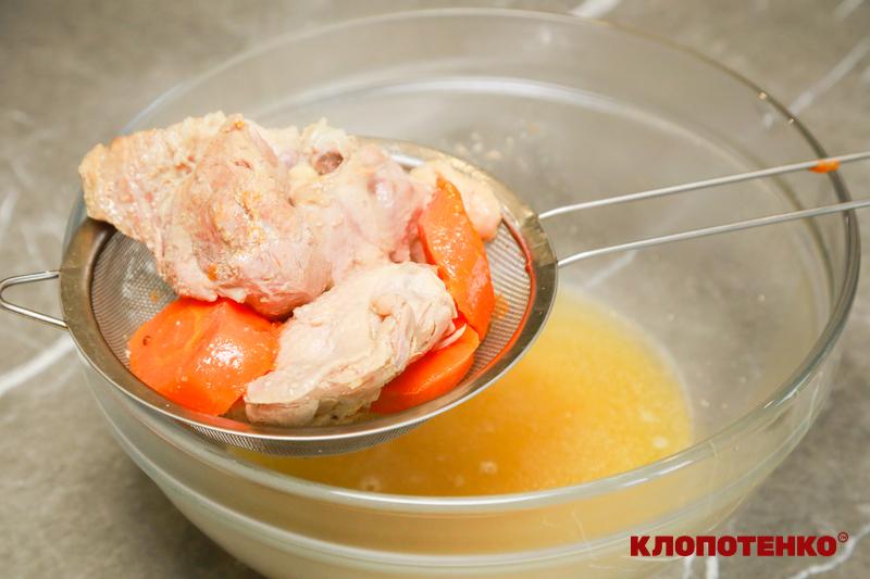 Процідджування бульйону від мяса та овочів
