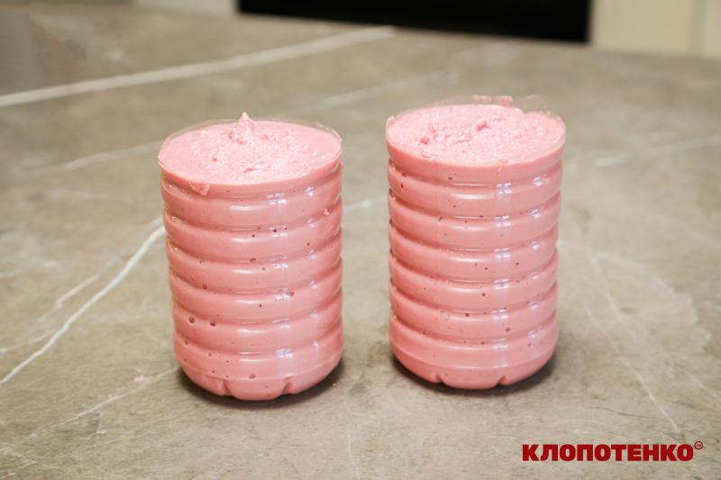 Форми, заповнені ковбасною масою