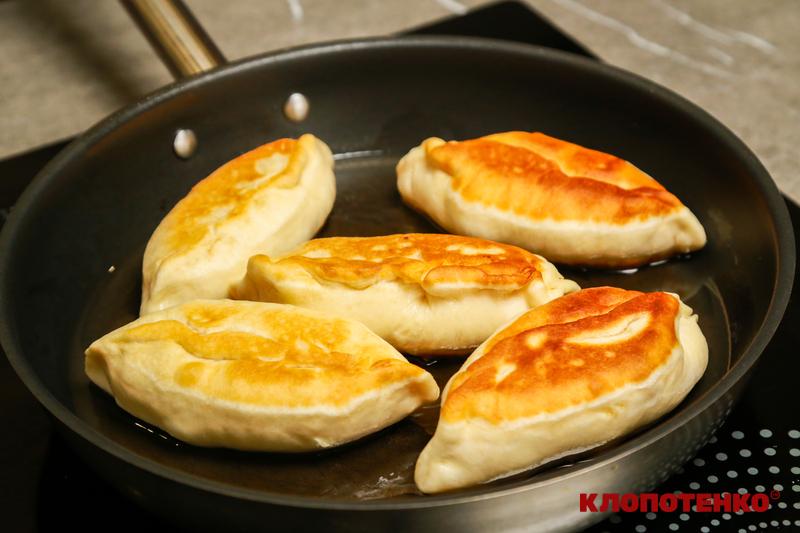 Смаження пиріжків з картоплею
