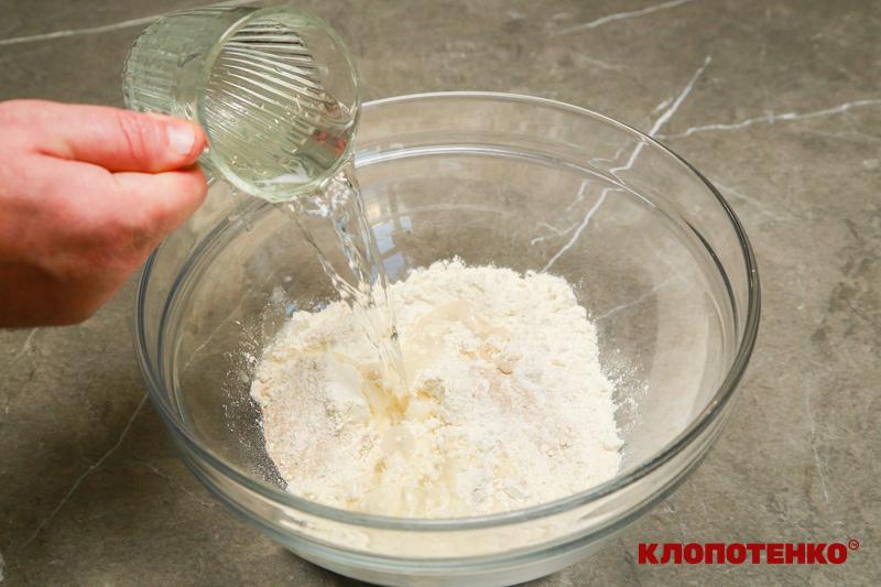 Приготування тіста для хліба на сковороді