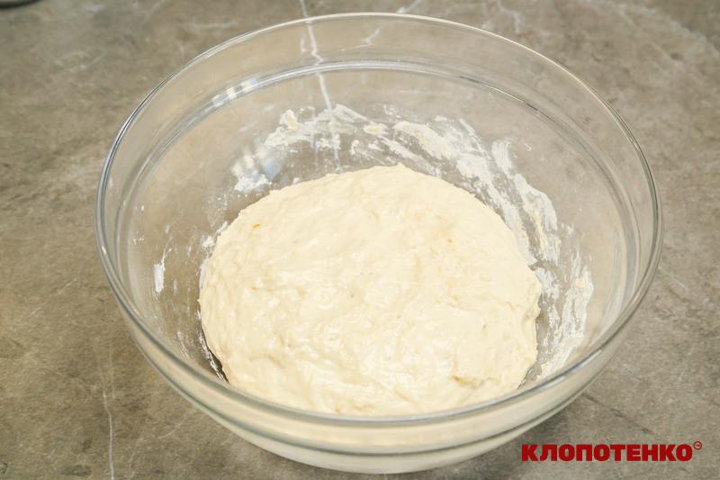 Миска з тістом, що піднялося