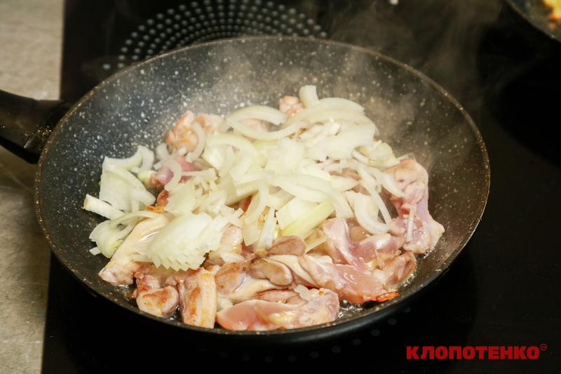 Обсмажування м'яса та цибулі для дерунів