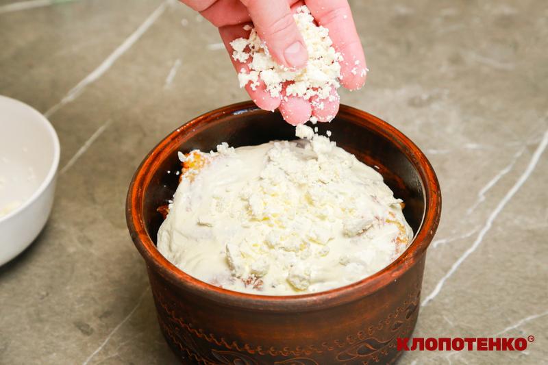 Посипання дерунів бринзою