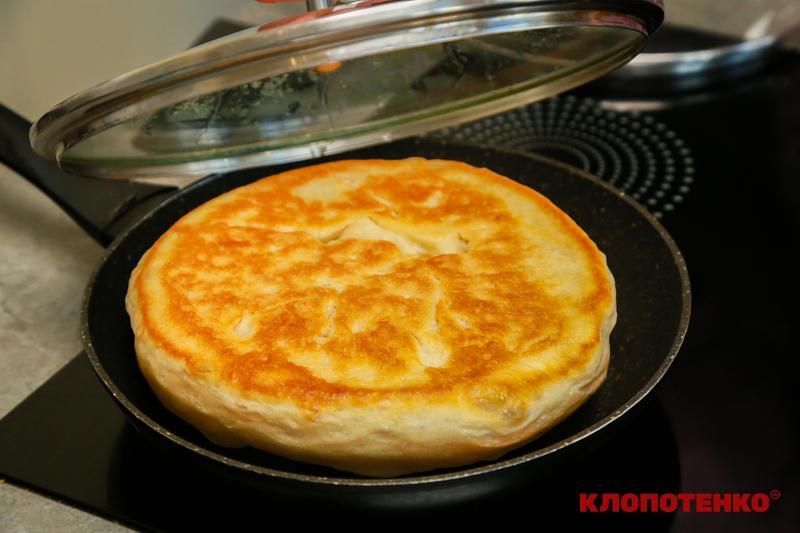 Смаження хліба на сковороді