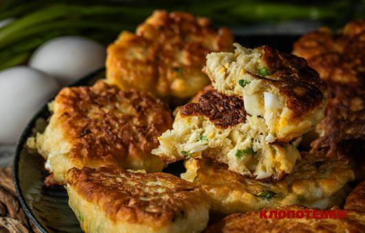 ліниві пиріжки з яйцем і цибулею