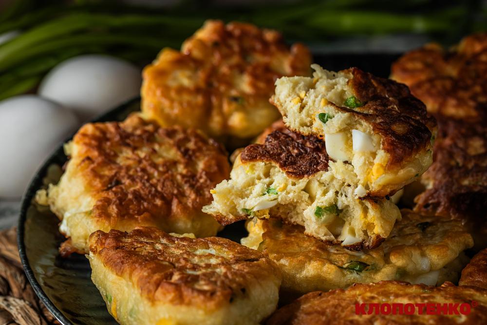 ліниві пиріжки з яйцем і цибулею