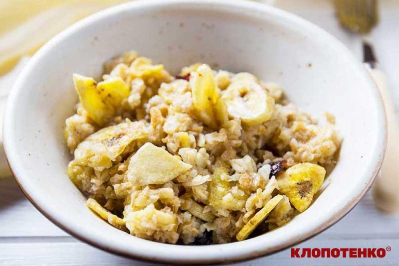 Вівсянка з банановими чипсами