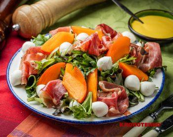 салат з хурмою та хамоном