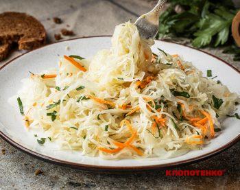 салат з квашеної капусти і цибулі
