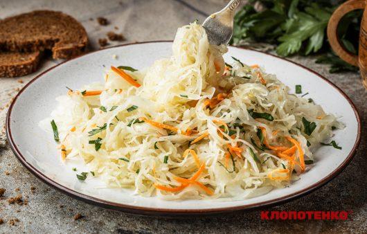 салат з квашеної капусти і цибулі