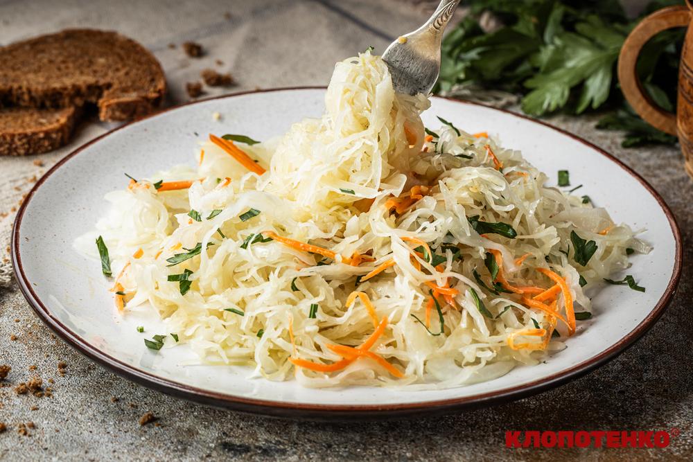 салат з квашеної капусти і цибулі