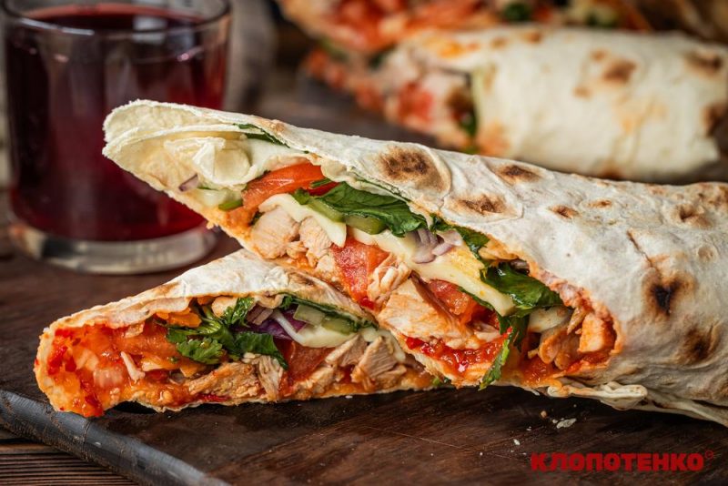 Вірменська шаурма бурум з куркою