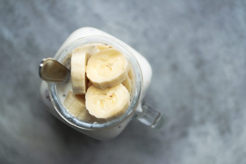 Білий йогурт з бананом 