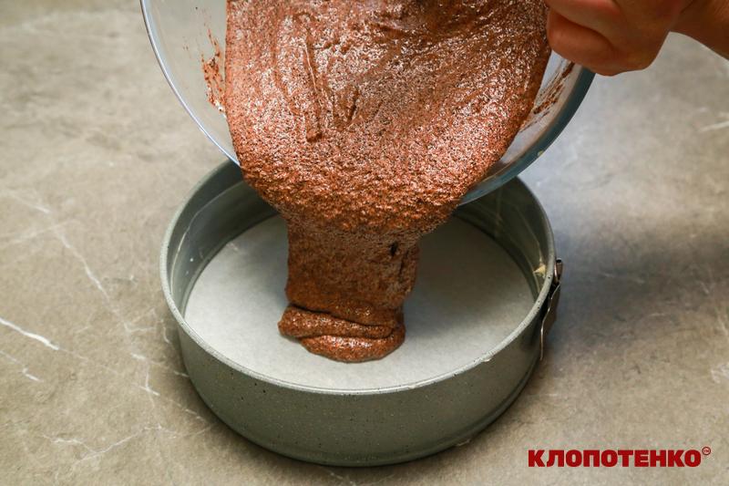 Викладання тіста в форму