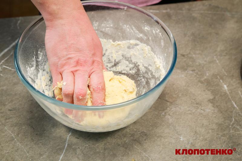 Замішування тіста на галушки