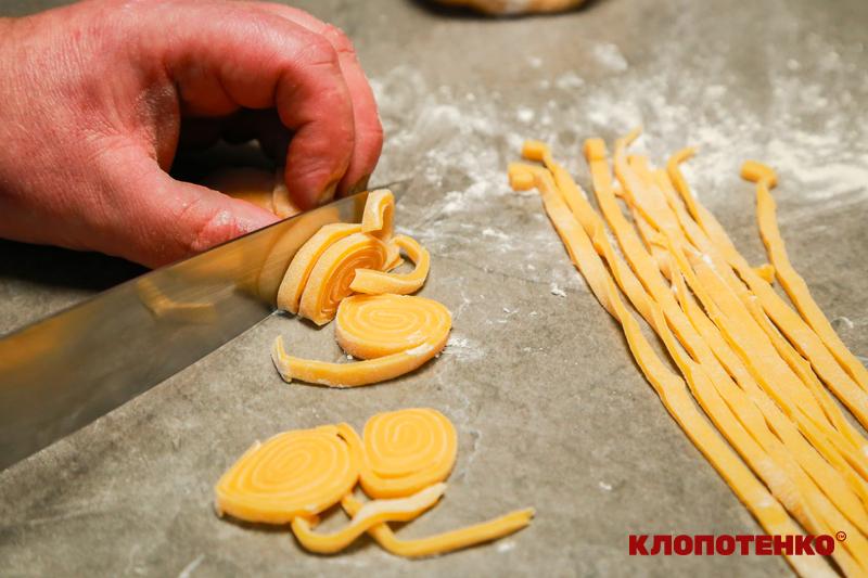 Нарізання тіста на локшину
