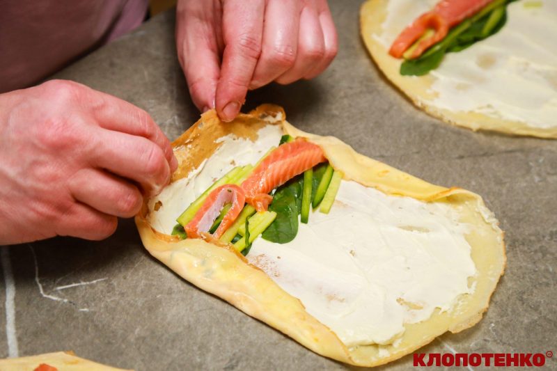 Загортання налисників у формі класичних рулетів