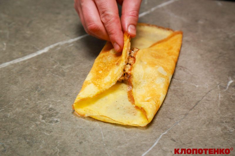 Загортання млинця з м'ясом у формі конверта