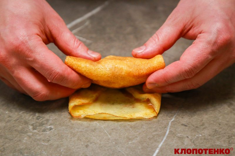 Останній етап загортання млинця у формі конверта