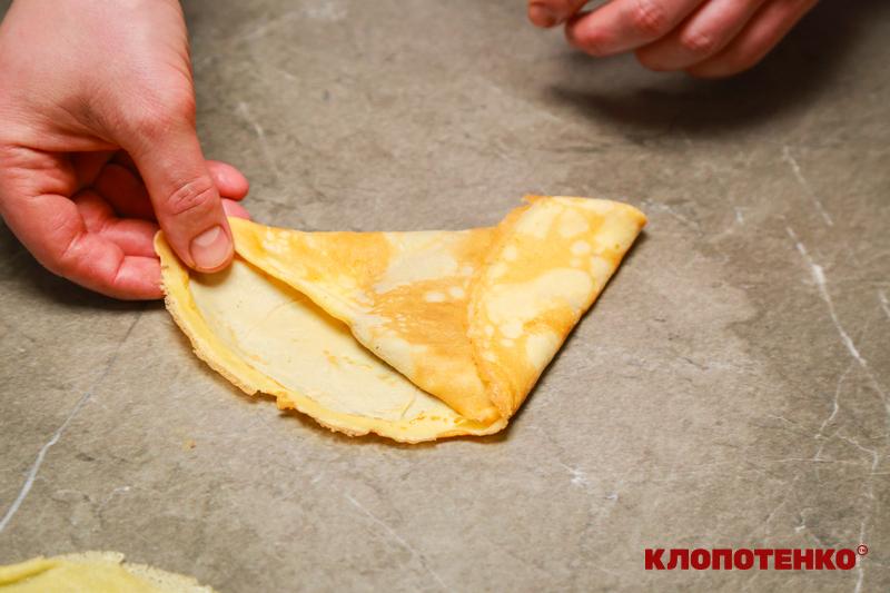 Млинець у формі великого трикутника - завершальний етап формування